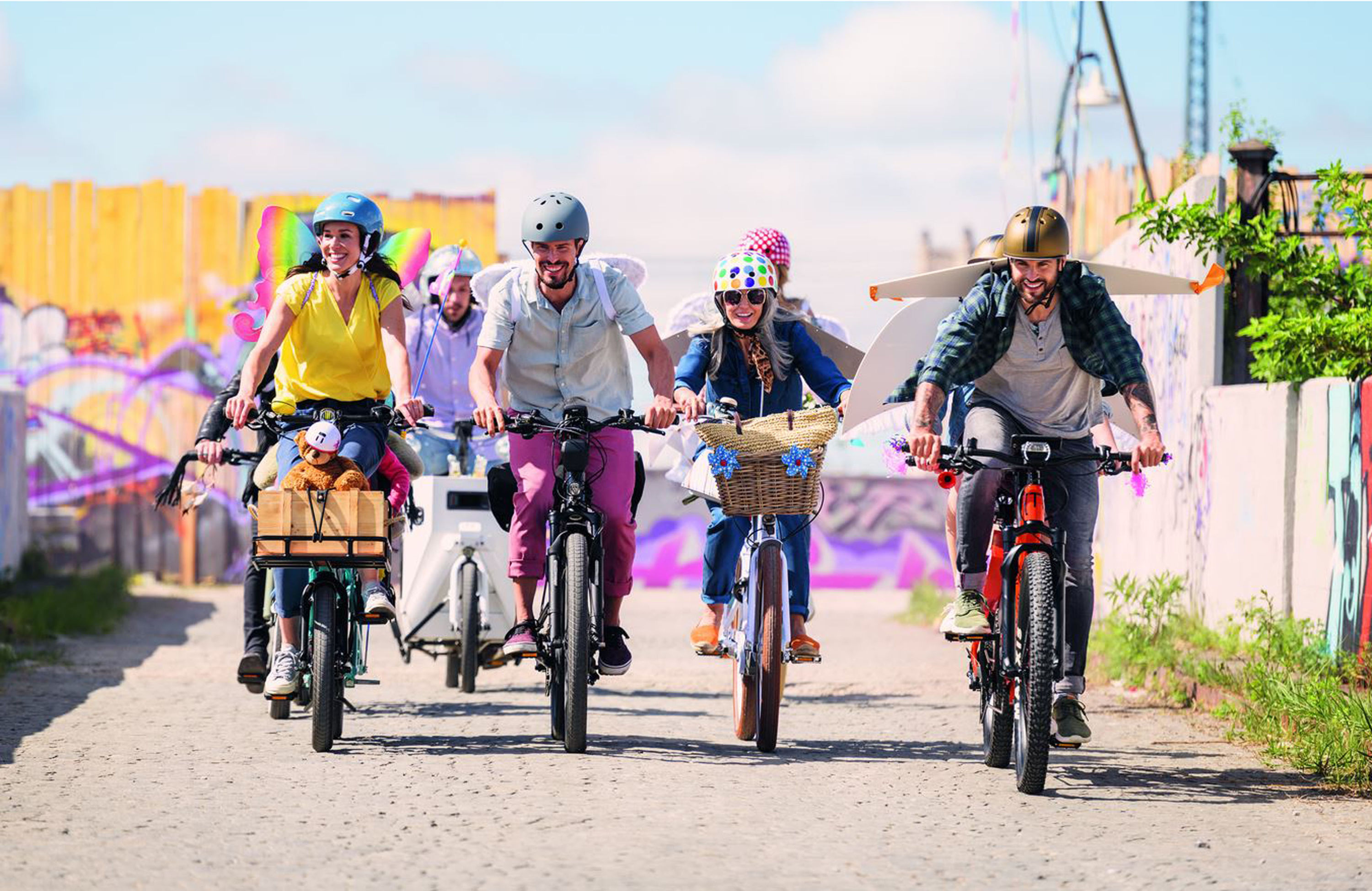 FH-KUECHLER-Gruppe mit E-bike-Fahrern bunt