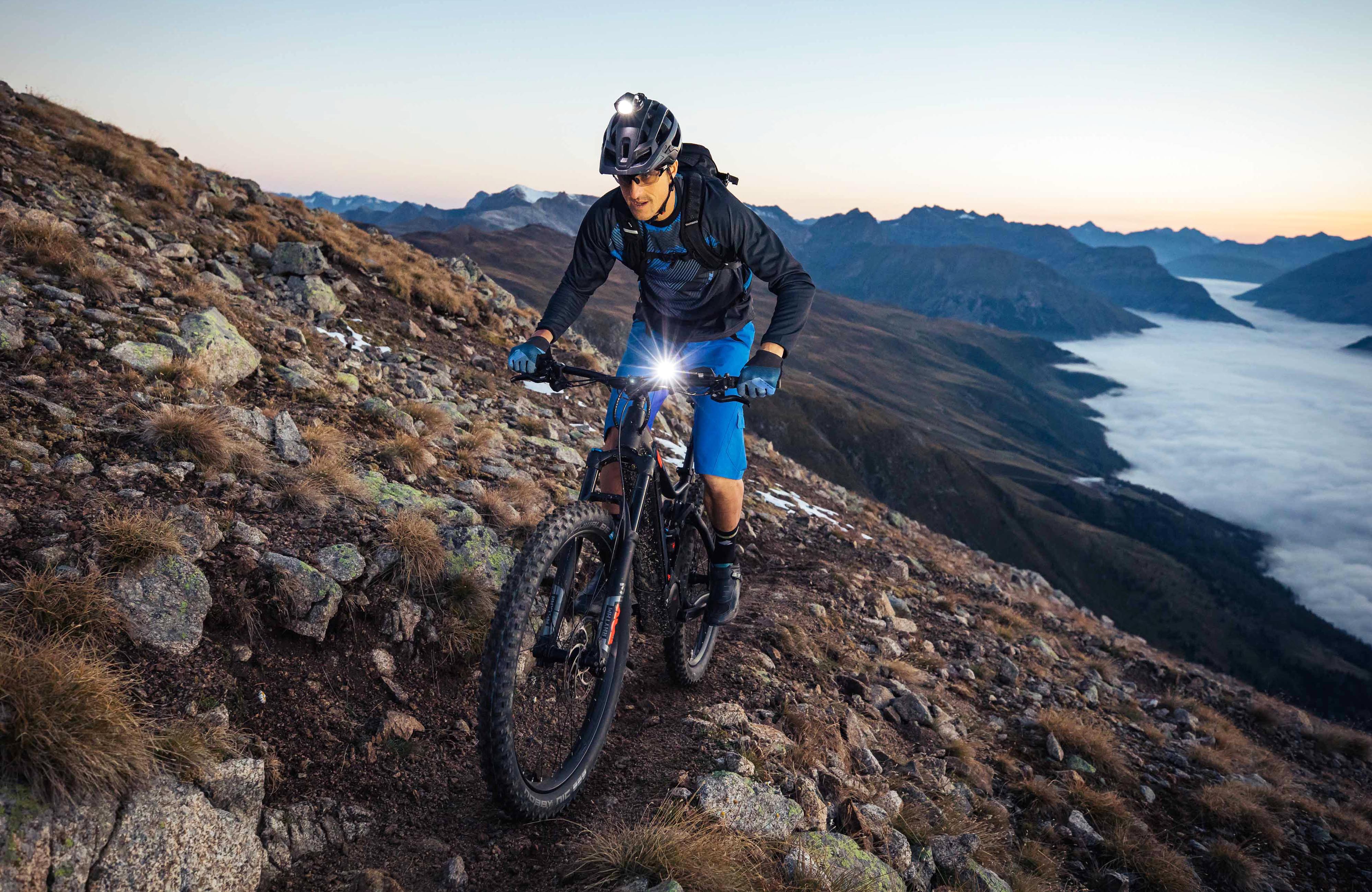 Mountainbiker mit Licht